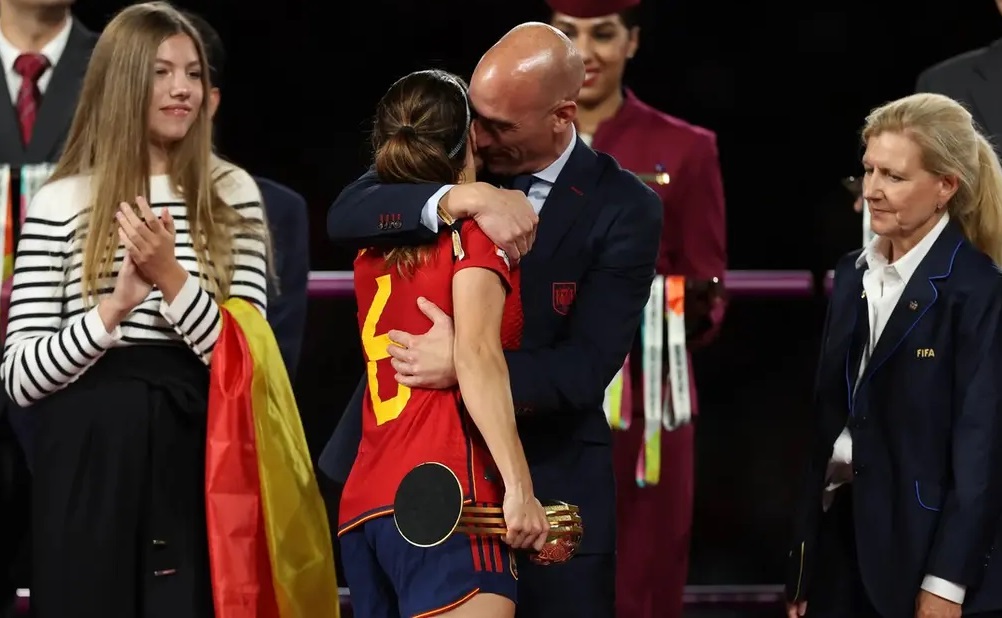 الفيفا يعلن قراره بشأن رئيس الاتحاد الإسباني لكرة القدم