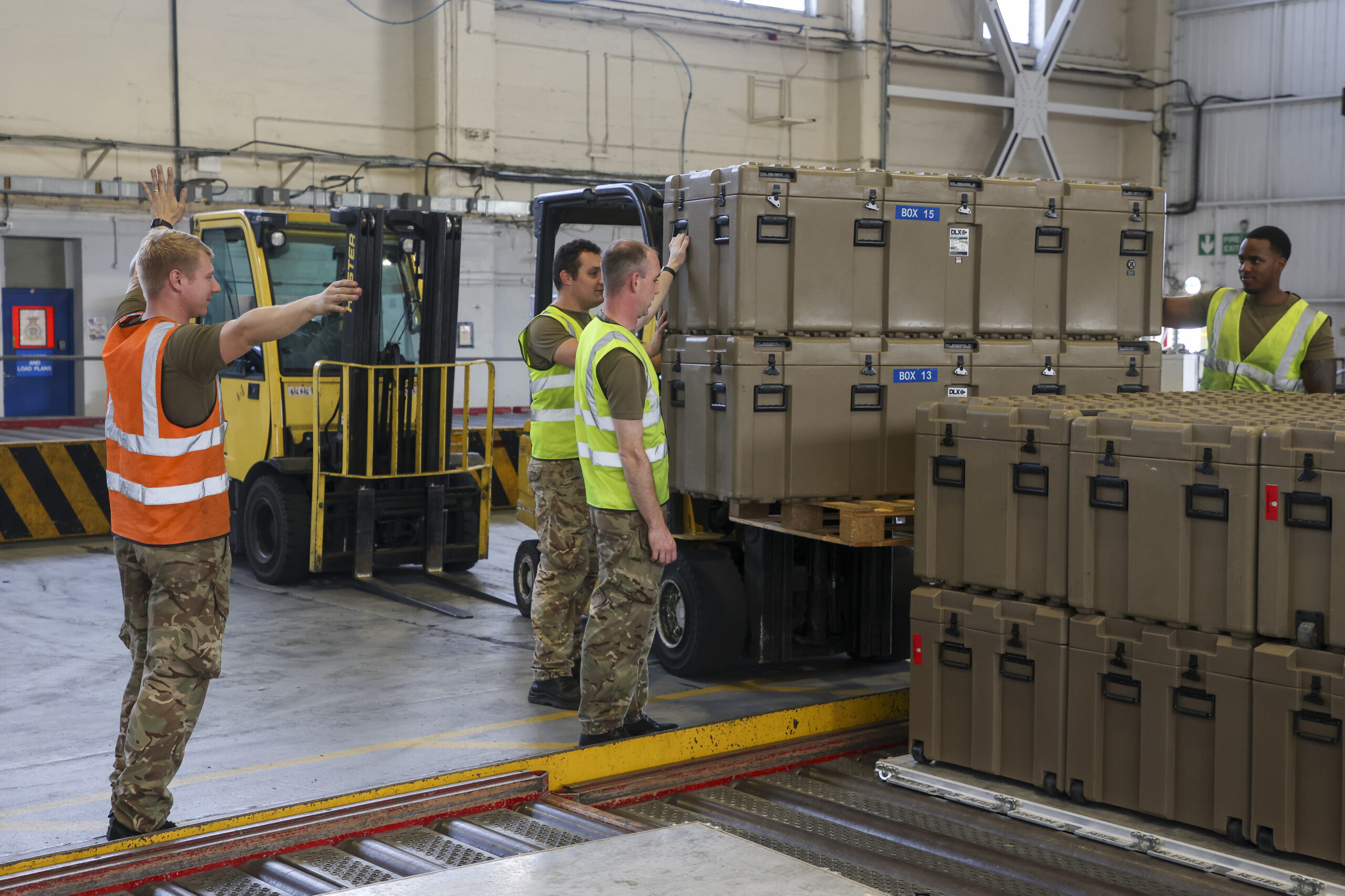 60 خبيرا في البحث والإنقاذ يصلون المغرب قادمين من بريطانيا