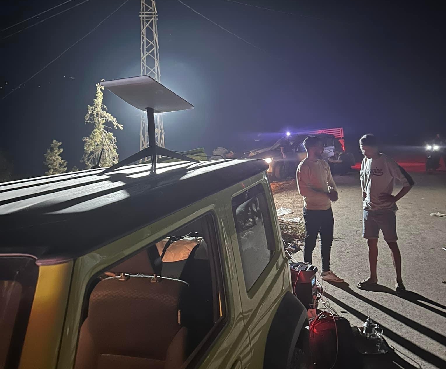 شابان يستعملان تقنية "ستار لينك" لتوفير الإنترنت بمناطق الزلزال