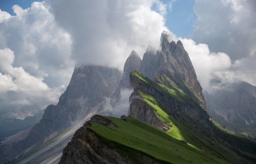 وفاة متسابقين خلال محاولة الوصول إلى قمة "أورتليس"