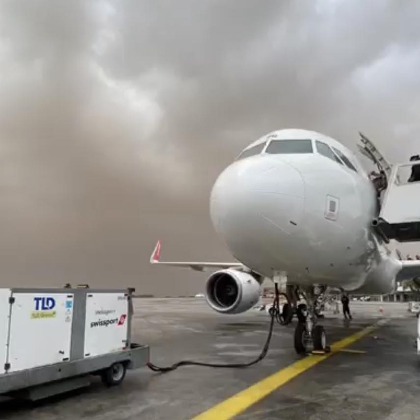 طائرة قادمة من برشلونة تنزل بصعوبة شديدة في مطار طنجة