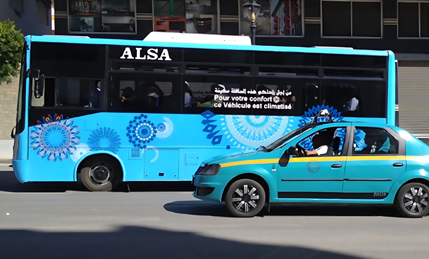 طالب يخلق الحدث بعد تنقله إلى الكلية "جالساً" داخل الحافلة