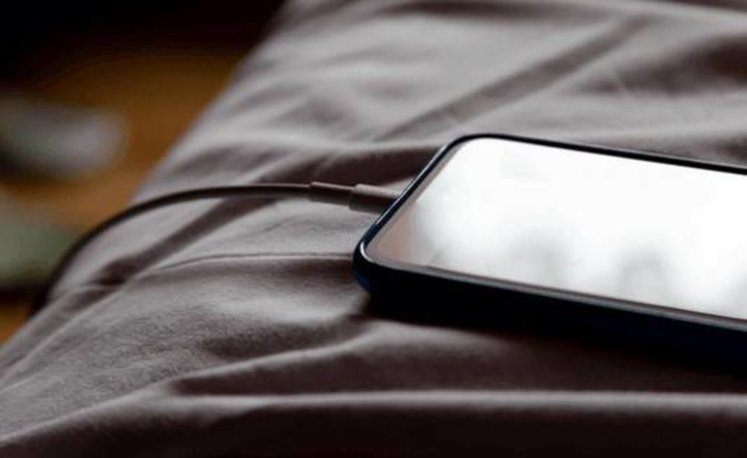 ماذا يحدث إذا قمت بشحن هاتفك طوال الليل ؟