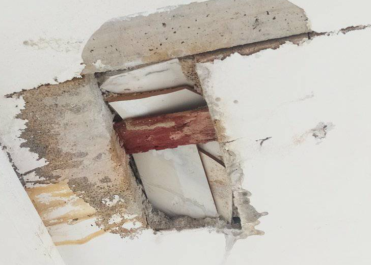 السكن الاقتصادي.. مواطن يتفاجأ بقدم جاره تتدلى من سقف شقته !