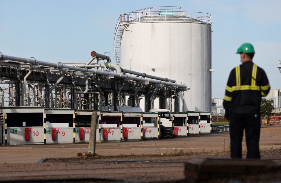  تراجع سعر برميل النفط إلى ما دون 80 دولارا 