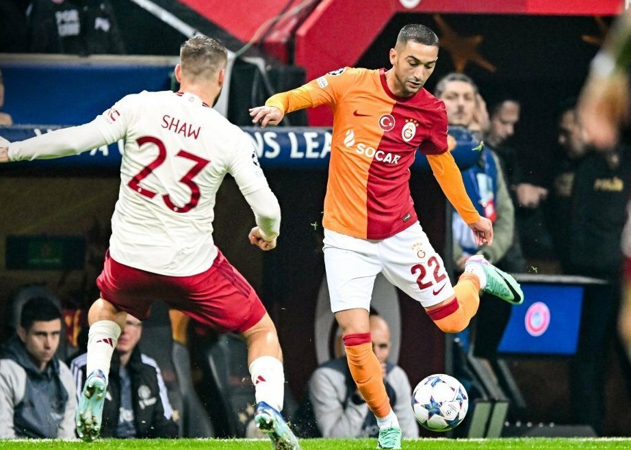  هدفان وتمريرة حاسمة.. زياش يخلق الحدث أمام المانشستر (فيديو) 