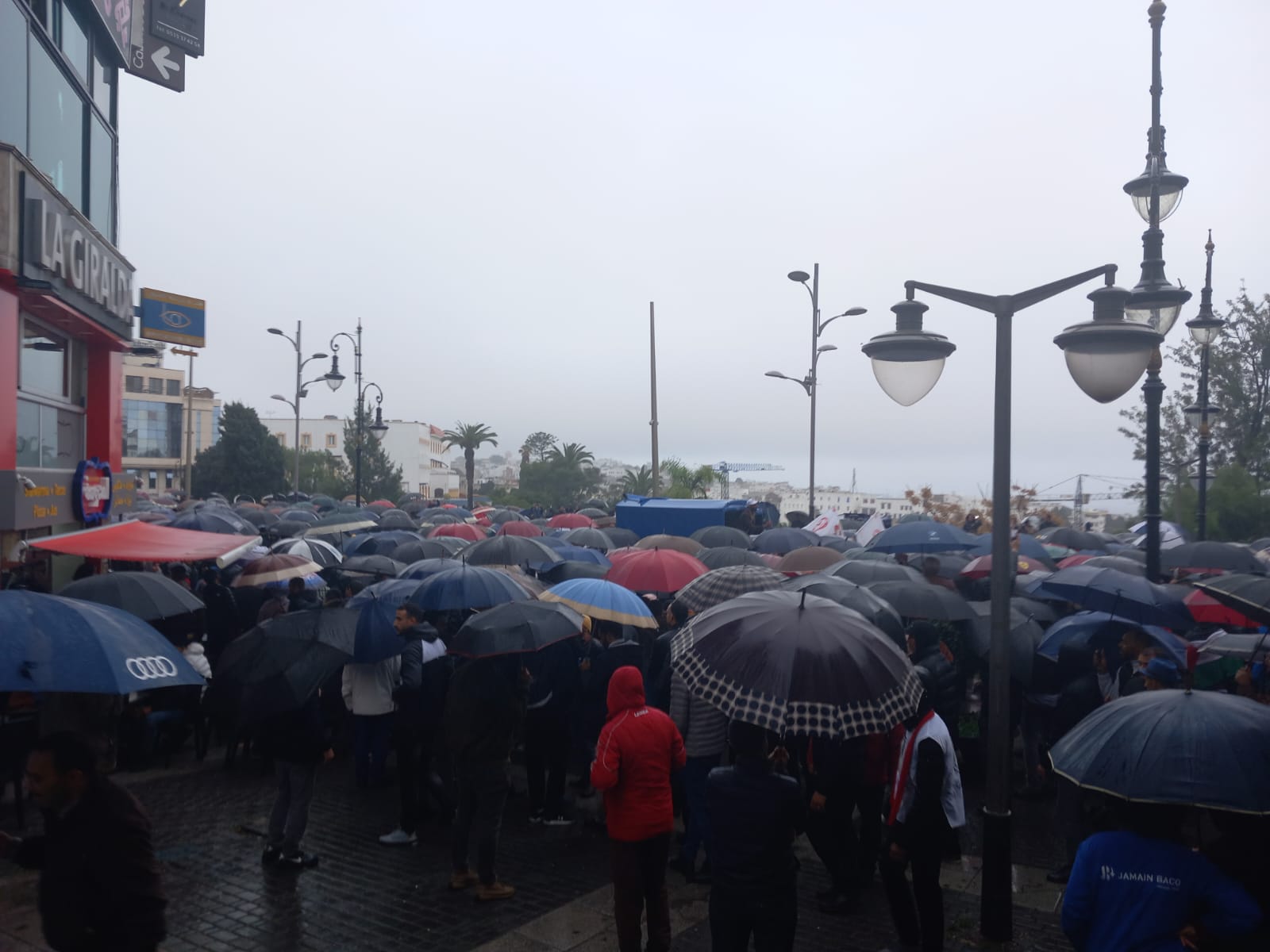 مسيرة رافضة للنظام الأساسي تجوب شوارع طنجة تحت المطر