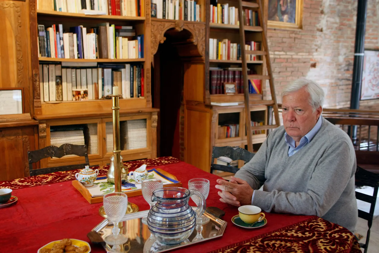 ملياردير سويسري يقرر ترك نصف ثروته لعامل مغربي بسيط