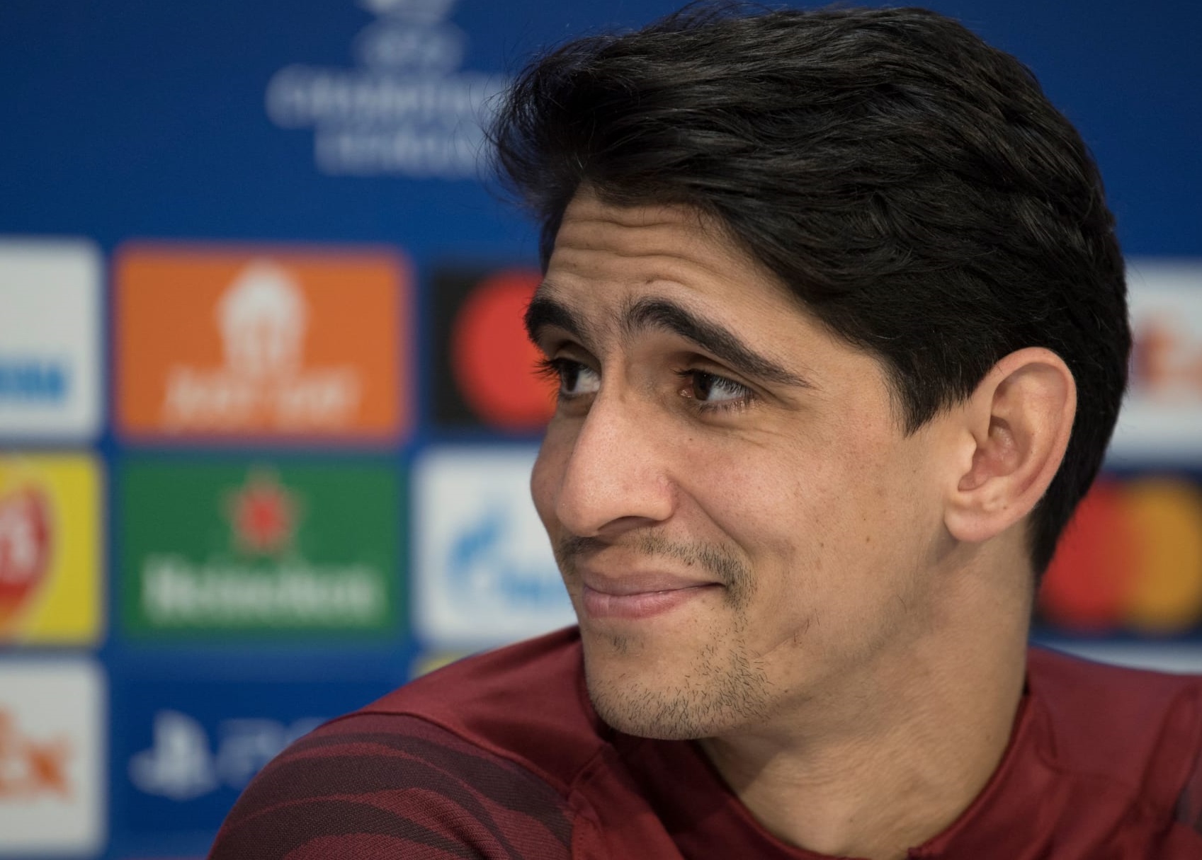 تشافي يحسم موضوع قدوم بونو إلى برشلونة