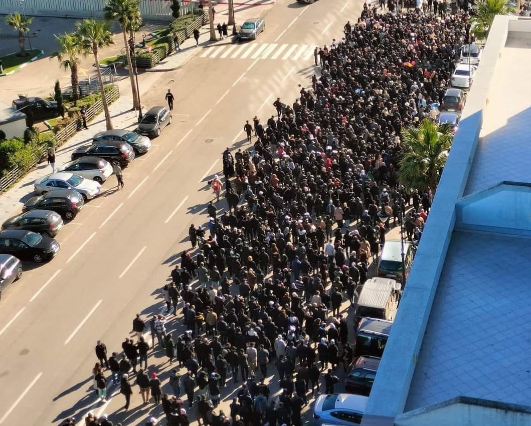 طنجة.. "مسيرة سوداء" للأساتذة رفضا لاتفاق النقابات مع الحكومة