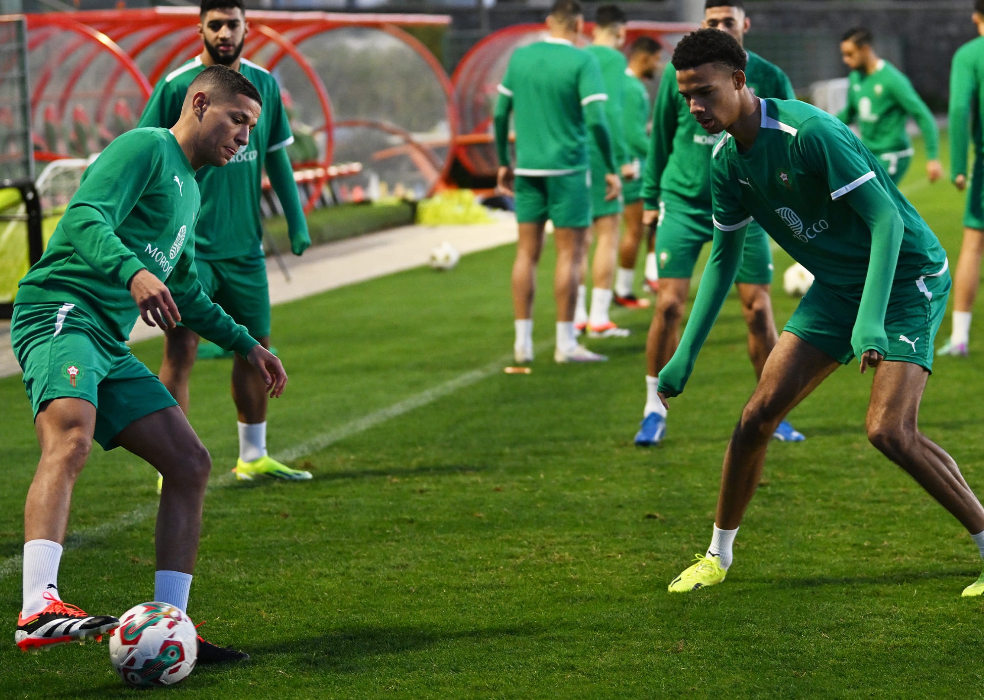 لاعب مغربي يغادر معسكر الأسود إثر وفاة والدته