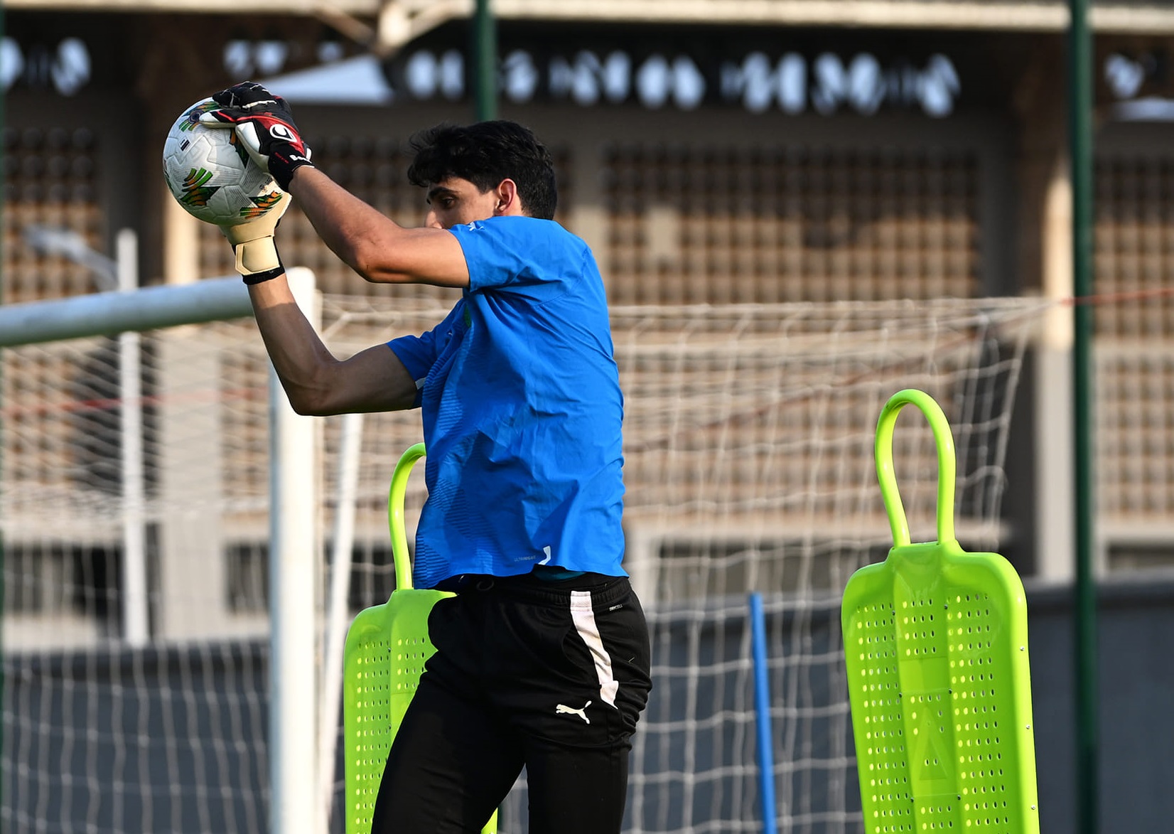 ياسين بونو يحرز لقب ثالث أفضل حارس مرمى في العالم