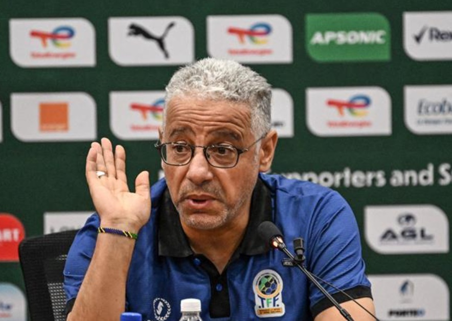 إيقاف الجزائري عمروش وتعيين "موروكو" بديلا له