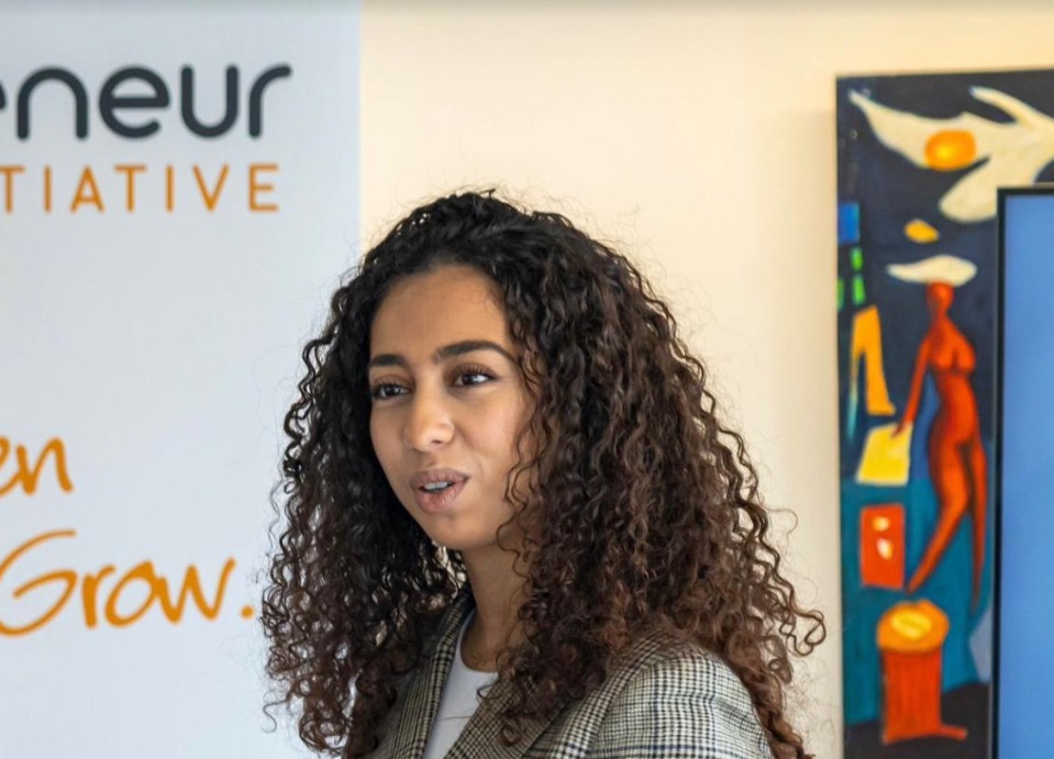  سناء أفوايز.. مسار شابة مغربية يضعها في قائمة أكثر 10 نساءٍ تأثيرا في العالم 