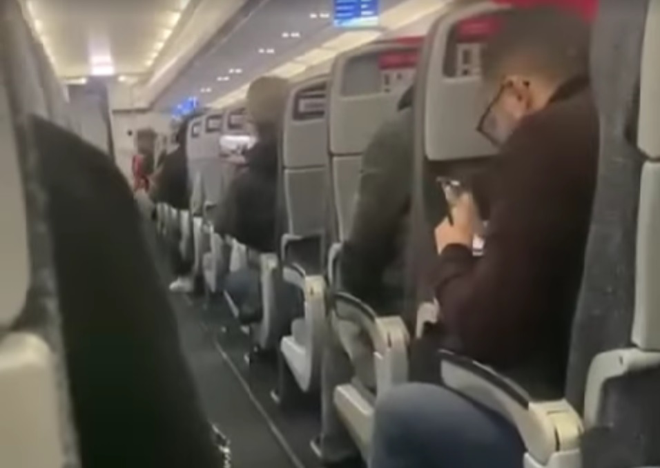 لحظات رعب في رحلات جوية بالمغرب.. طائرة تفشل في الهبوط بمطار طنجة وأخرى تعود إلى مطار الدار البيضاء