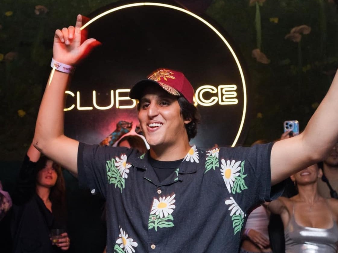 اسمه الفني "أحمد سبينز".. ابن عزيز أخنوش يختار طريق الموسيقى عوض السياسة