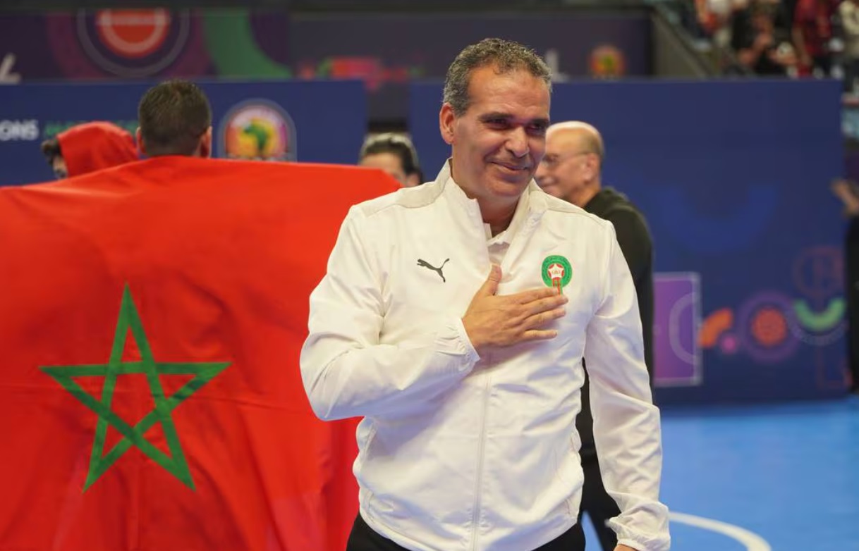 هشام الدكيك.. من "الحكرة" في قاعة الانتظار إلى لحظات المجد والإبهار