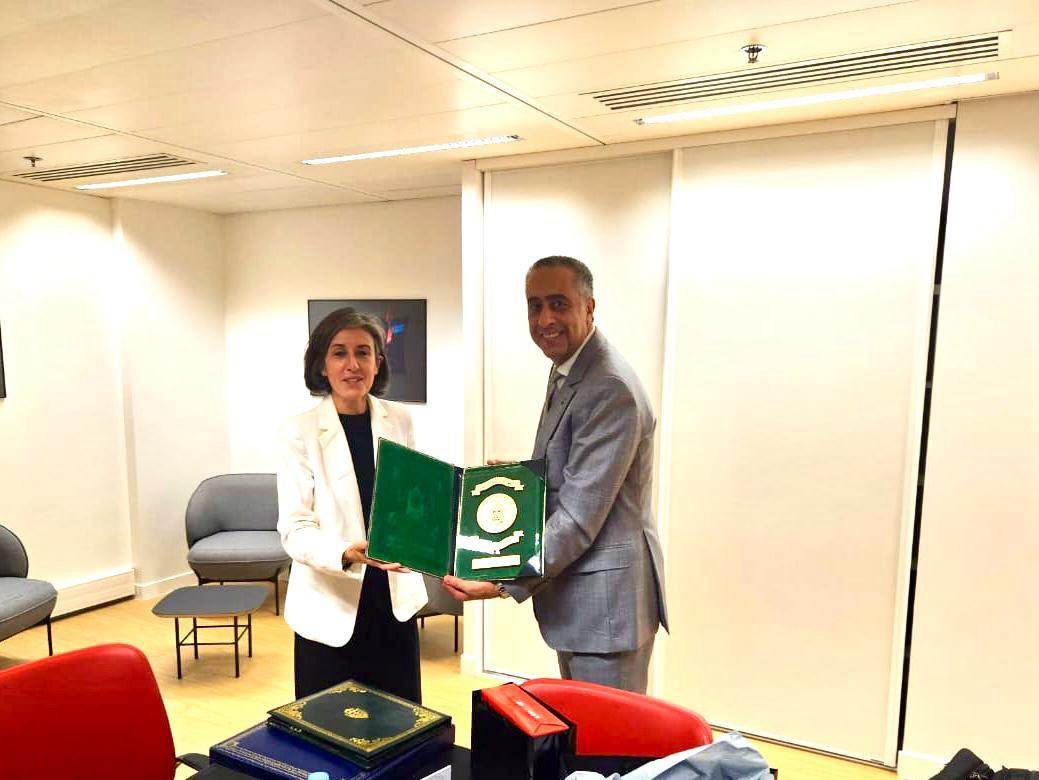 حموشي يتباحث مع نظرائه الفرنسيين ويوَشَّح بميدالية الشرف الذهبية بشكل استثنائي