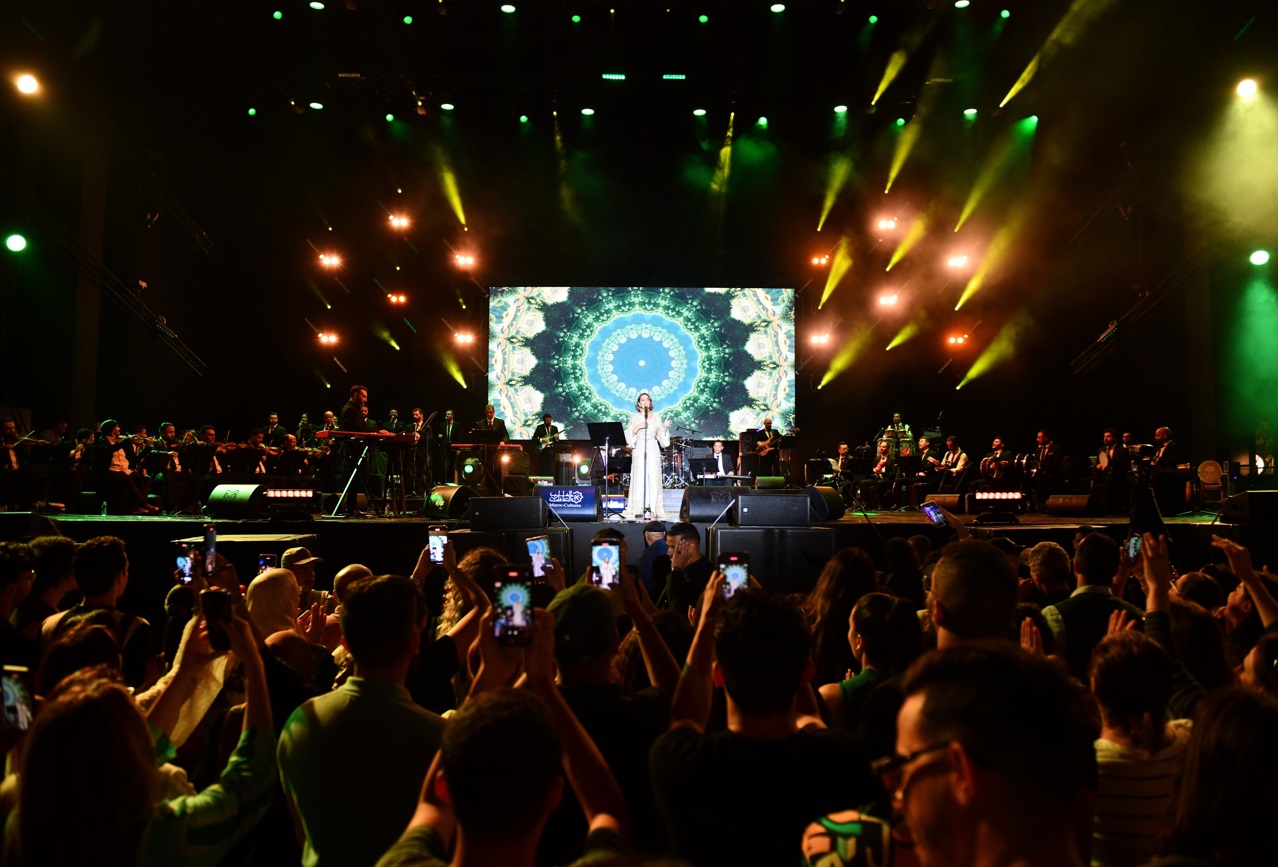 بلقيس تلتحف العلم المغربي وتغني "عيشي يا بلادي" في حفلها بموازين