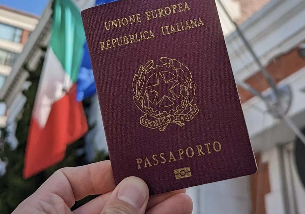 إيطاليا تشرع في تبسيط إجراءات طلب بطاقة الإقامة الزرقاء