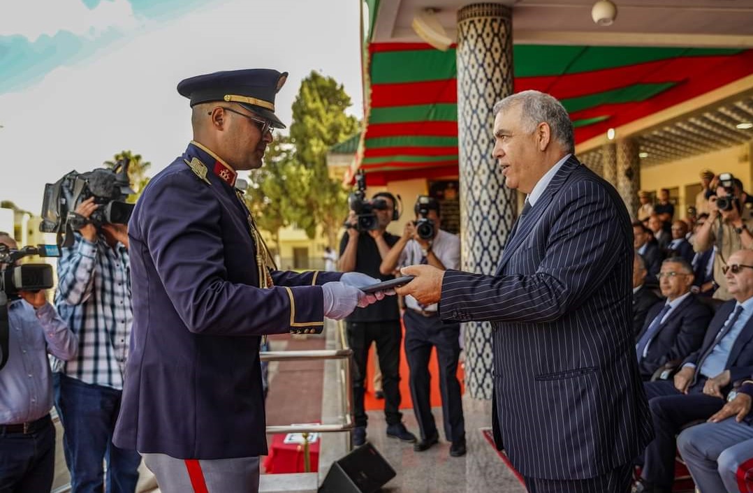 وزير الداخلية يترأس حفل تخرج 124 من نساء ورجال السلطة