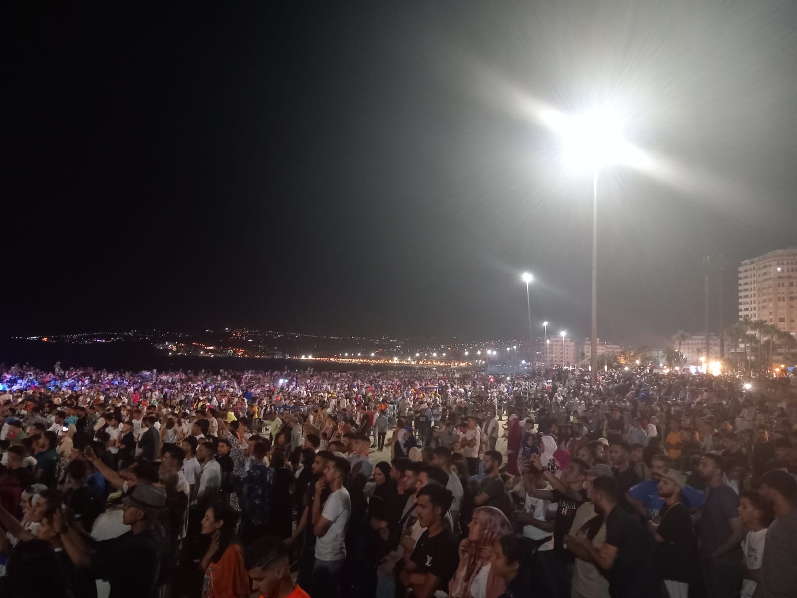  "مسلم" يحيي أولى حفلات مهرجان الشواطئ بطنجة وسط حضور جماهيري قياسي 