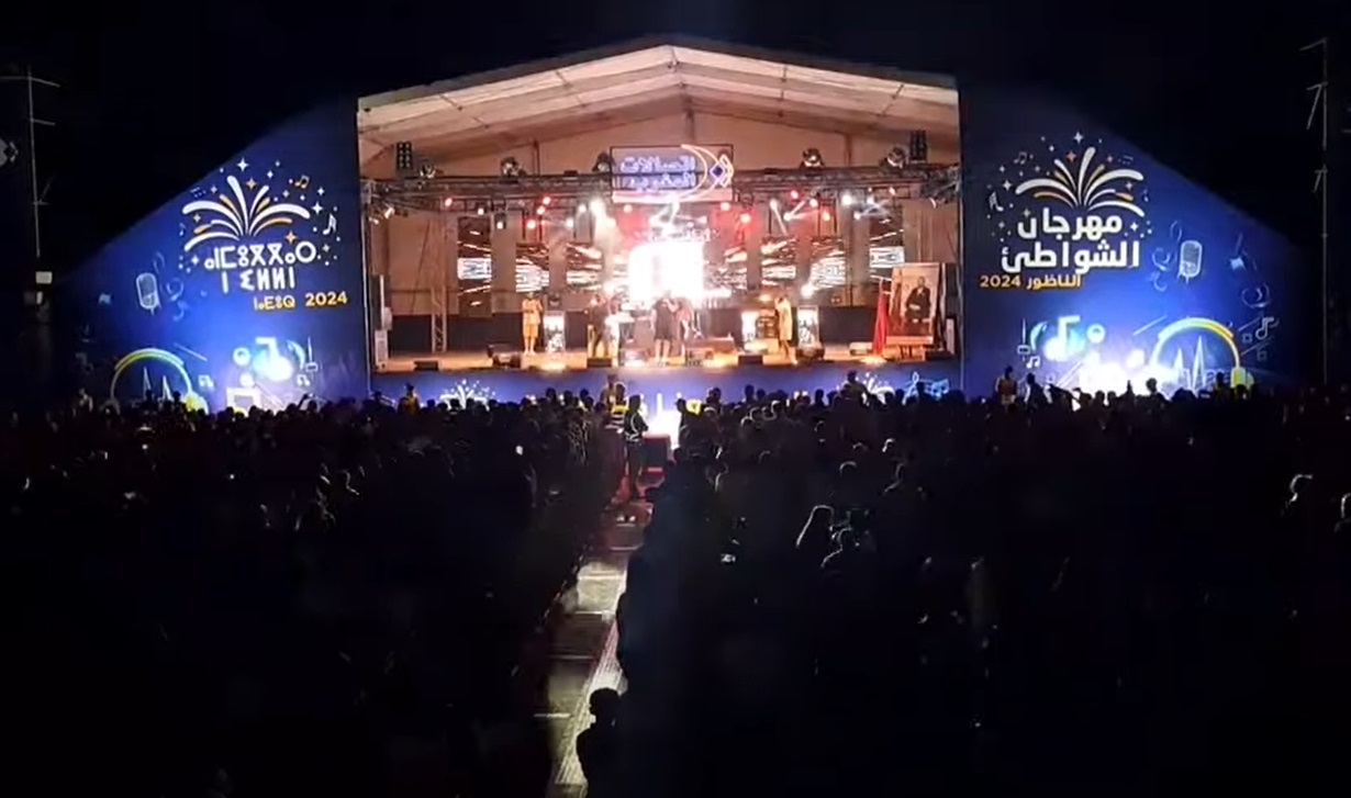 مهرجان الشواطئ.. علي الصامد يشعل الحماس في منصة الناظور