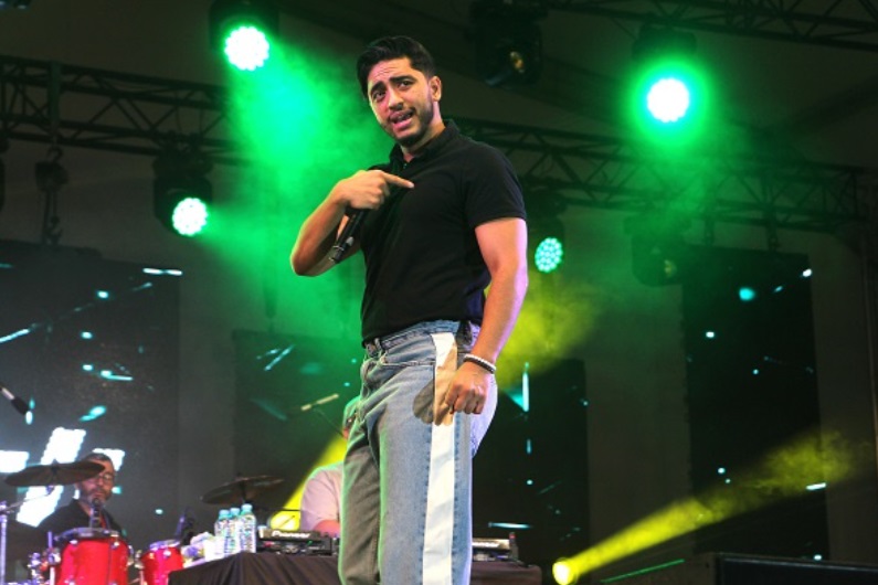 منصة الناظور تهتز على إيقاعات الفنان مهدي فاضيلي بمهرجان الشواطئ