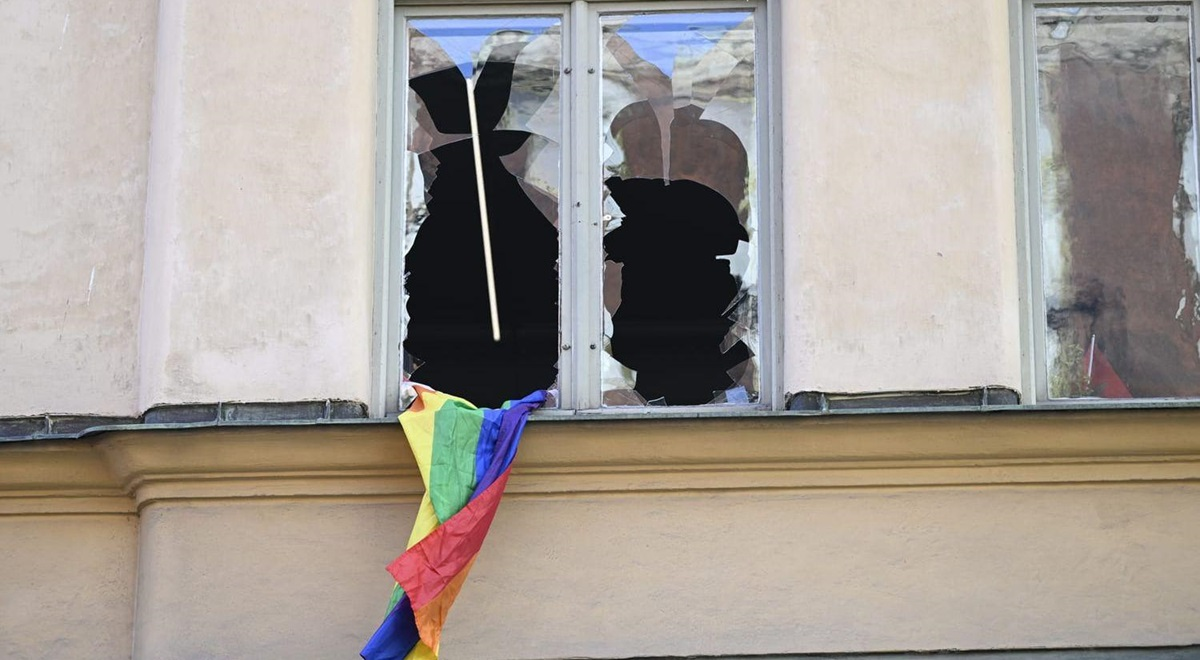 حادث تخريبي في سفارة المغرب بالسويد.. تحطيم نوافذ ورفع علم المثليين