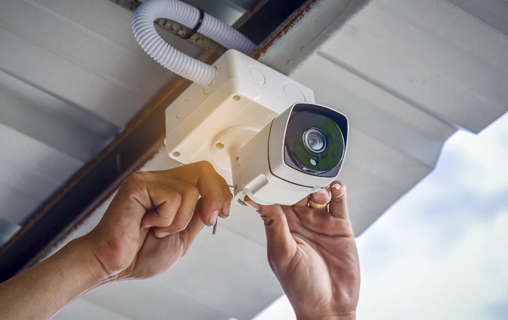 قمت بتركيب كاميرا مراقبة قرب منزلي دون ترخيص.. ماذا يقول القانون المغربي؟