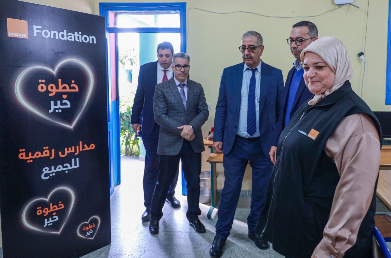 في إطار برنامج "المدارس الرقمية".. "أورنج المغرب" تسلم معدات رقمية لمدرسة "عين شوفو" بالمضيق