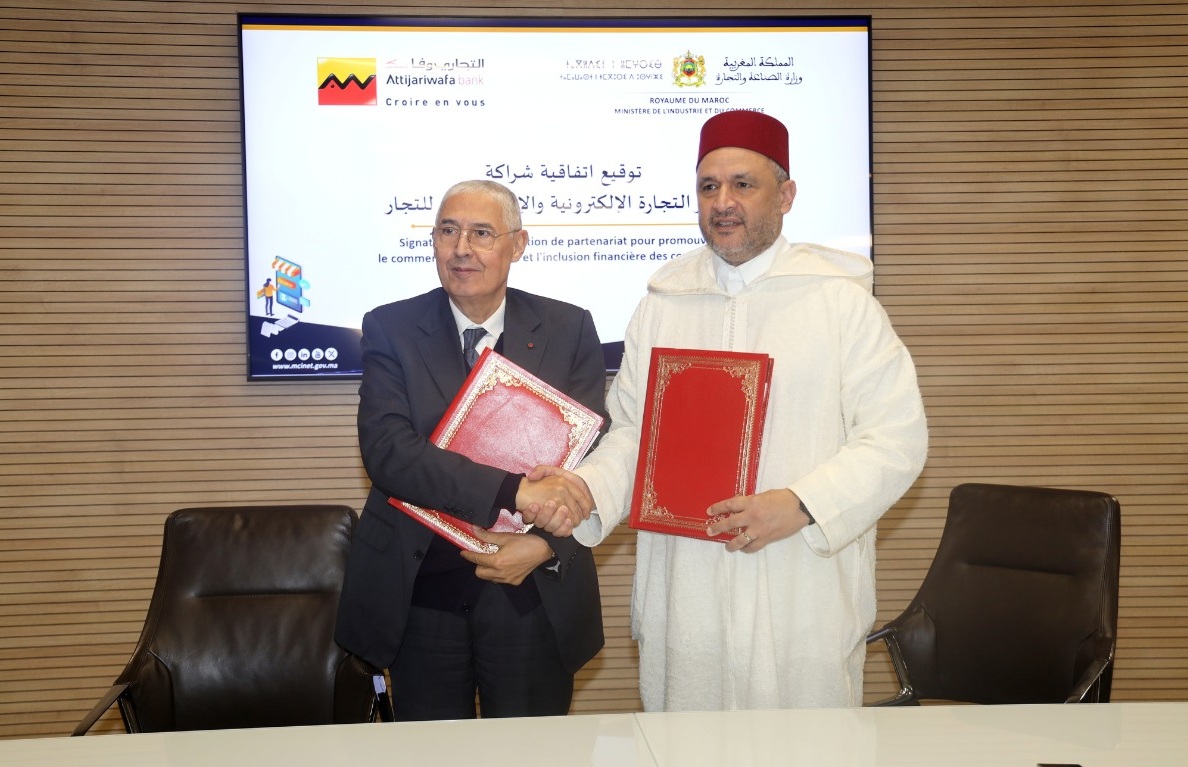 وزارة التجارة و"التجاري وفا بنك" يوقعان اتفاقية لتعزيز رقمنة التجار والشمول المالي