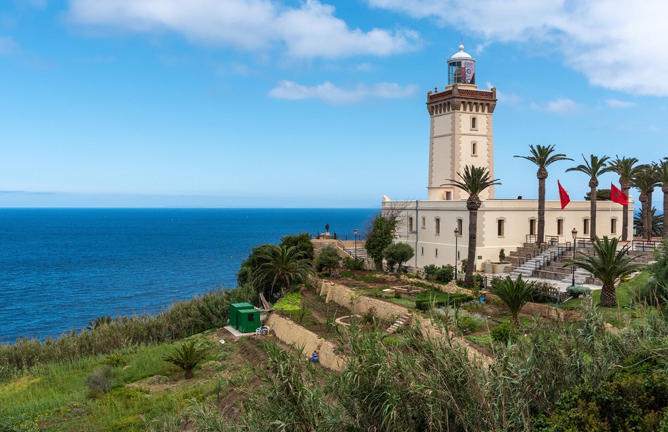 أمواج عالية ورياح قوية تضرب سواحل المغرب بين طنجة وطرفاية