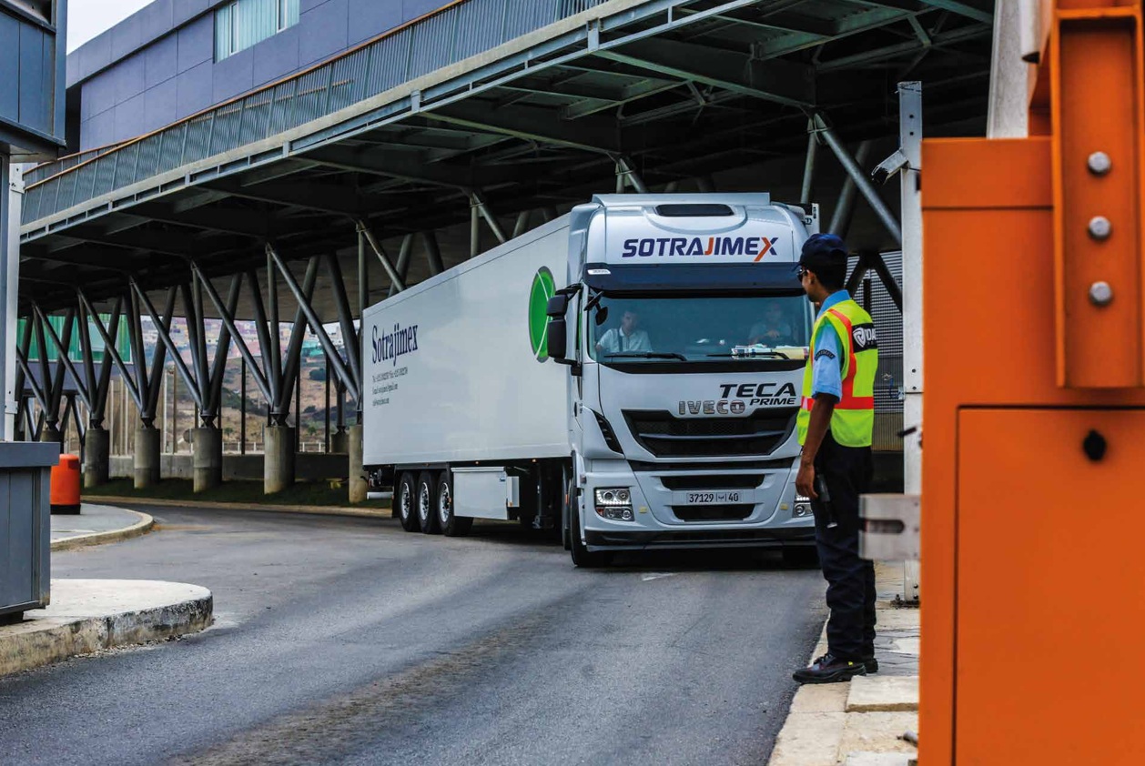 بطء عبور الشاحنات بميناء طنجة المتوسط يهدد بمغادرة شركات إسبانية للمغرب