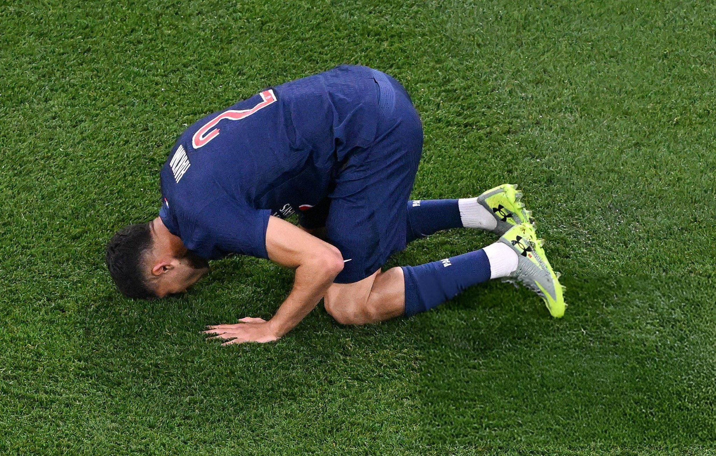 أشرف حكيمي يتوج بدوري أبطال أوروبا مع باريس سان جيرمان