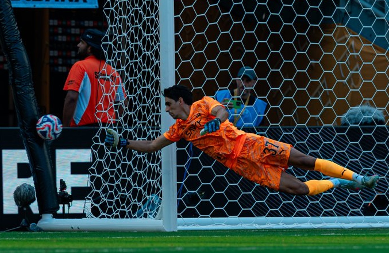  حارس الهلال المغربي بونو في لحظة حاسمة 