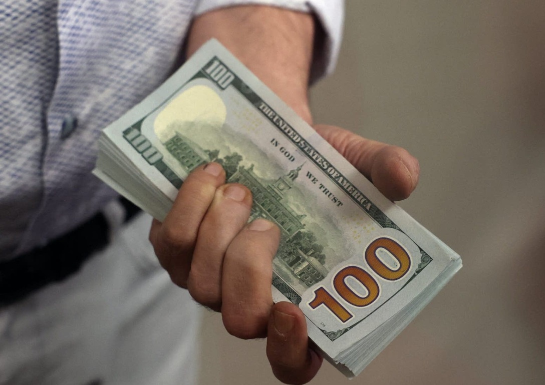 الدولار يرتفع مع تزايد الإقبال على الملاذات الآمنة وسط ترقب تطورات الشرق الأوسط