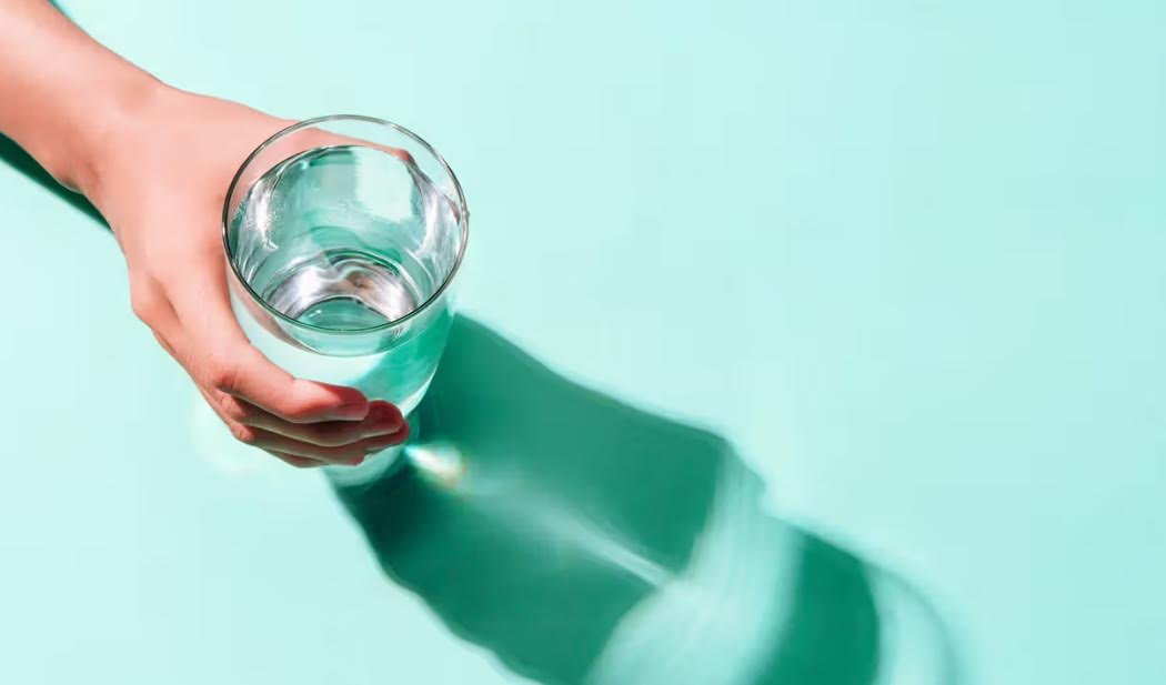 مع ارتفاع درجات الحرارة.. هكذا تتجنب ضربات الشمس وتحافظ على طاقتك في عز الصيف