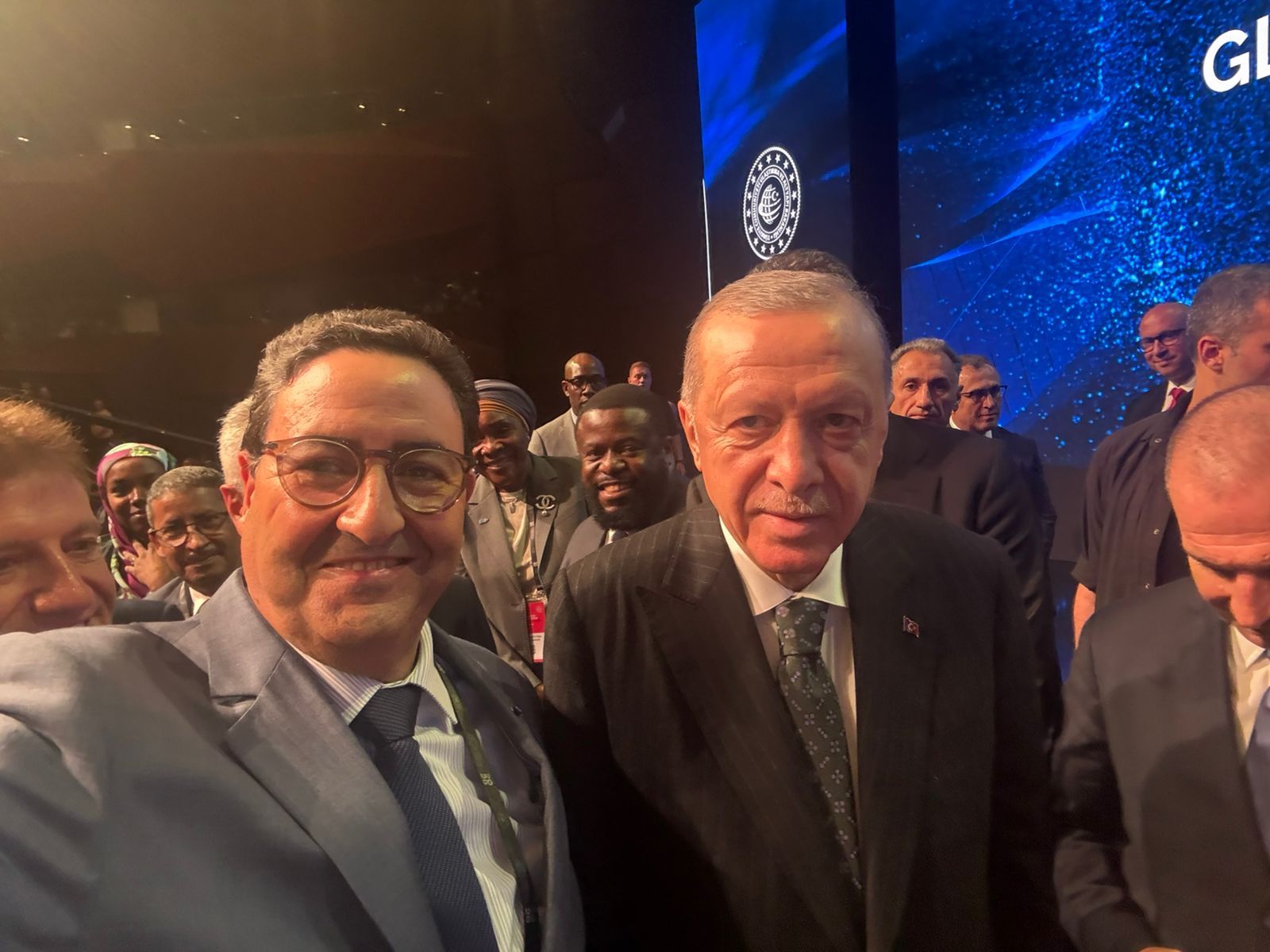 قيوح وأردوغان.. إضحك علشان الصورة تطلع حلوة !