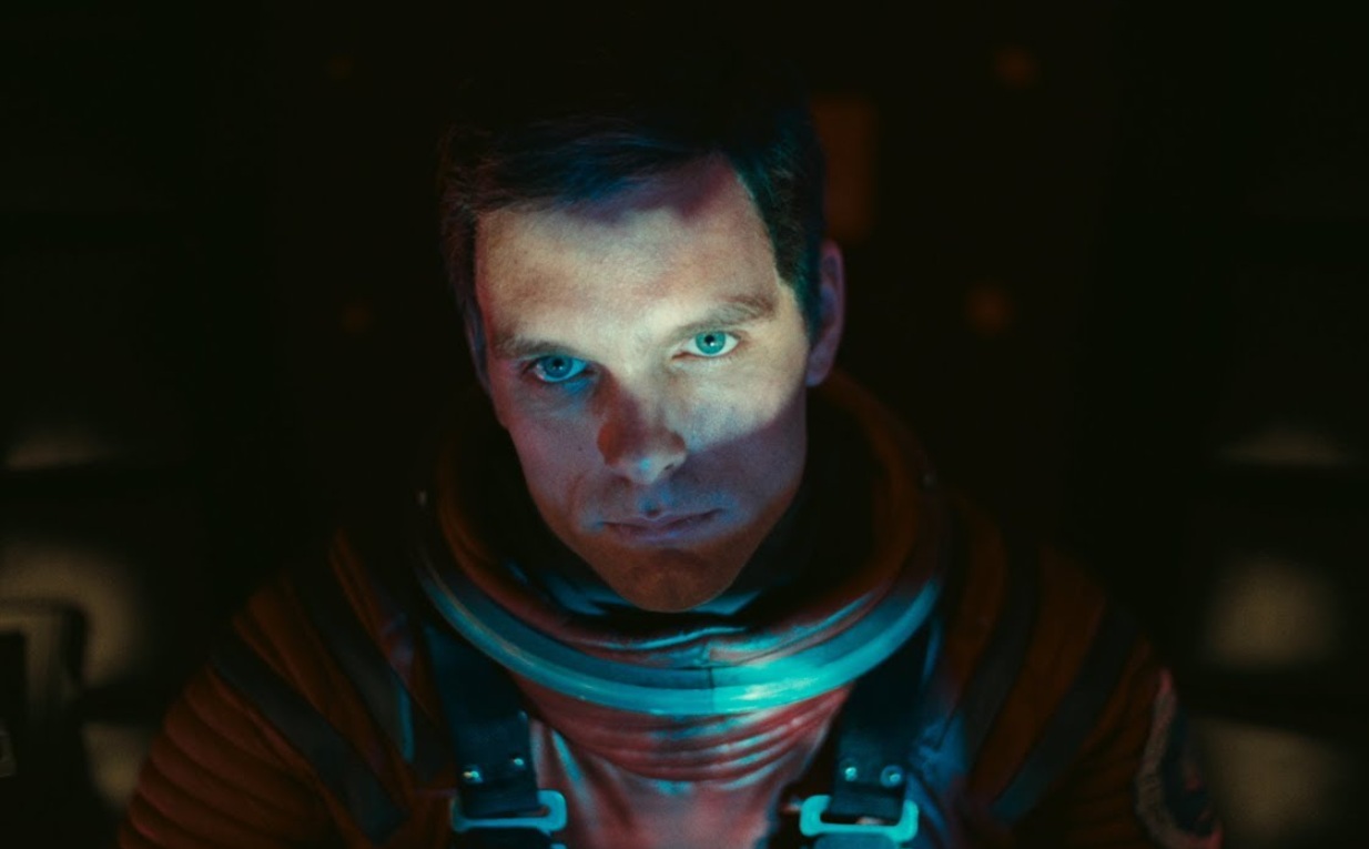  مشهد من فيلم 2001: أوديسا الفضاء يظهر رائد الفضاء ديف بومان في مواجهة الذكاء الاصطناعي HAL 9000، في تصوير سينمائي مبكر لتفاعل الإنسان مع الآلة 