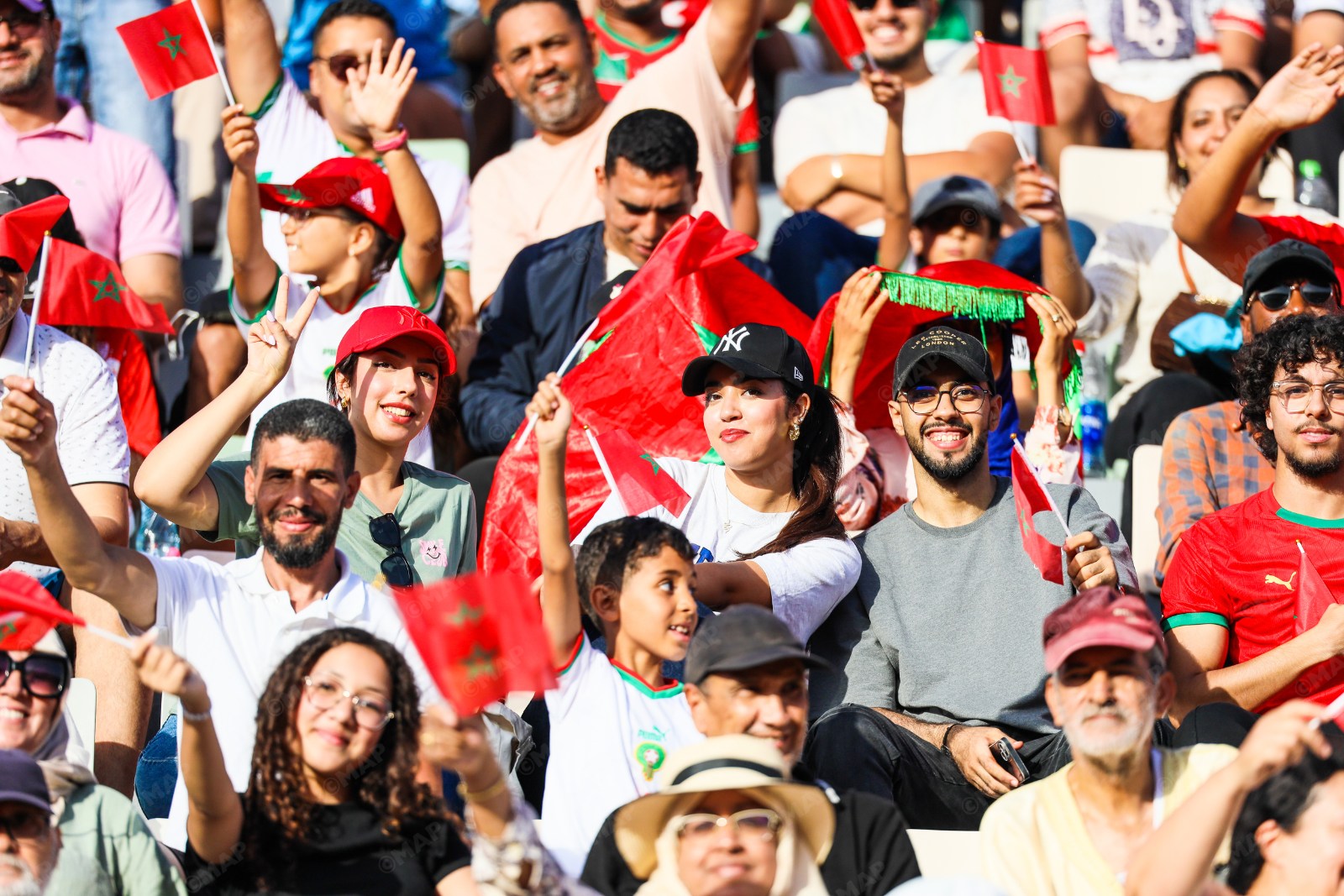  📰 المغرب في أسبوع: نساء يتأهلن، لاعب سابق يرحل، وشعب يتضامن 