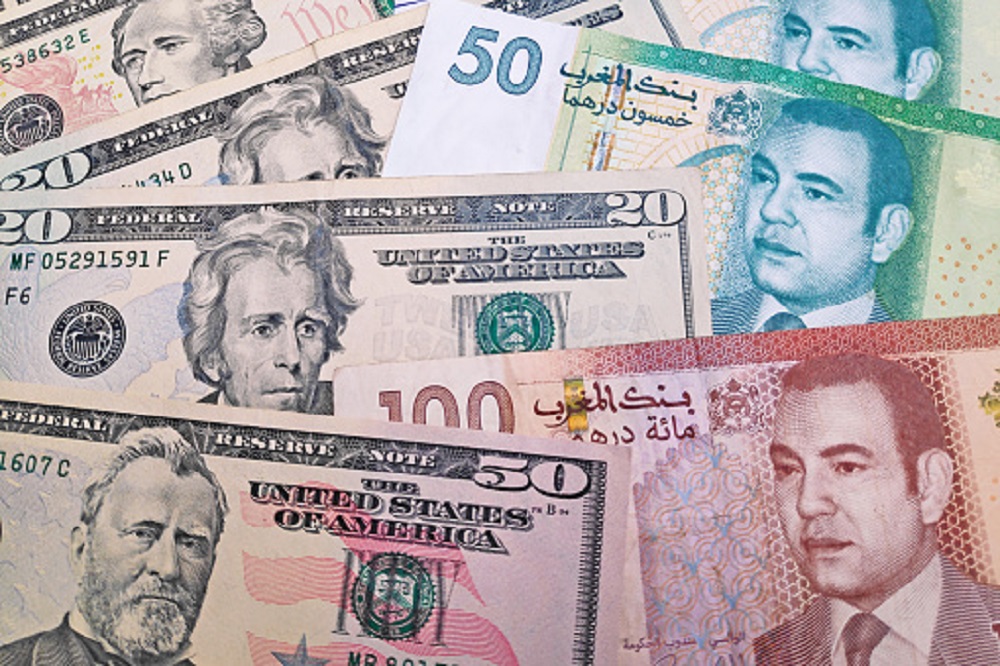 الدولار يقترب من أدنى مستوى في عدة سنوات