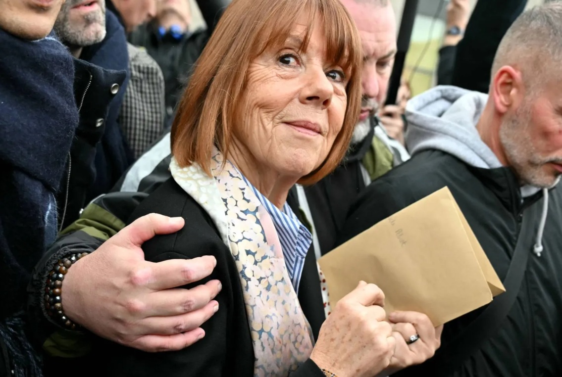 فرنسية تعرضت لعشرات عمليات الاغتصاب على يد 50 رجلاً تحصل على أرفع وسام فخري