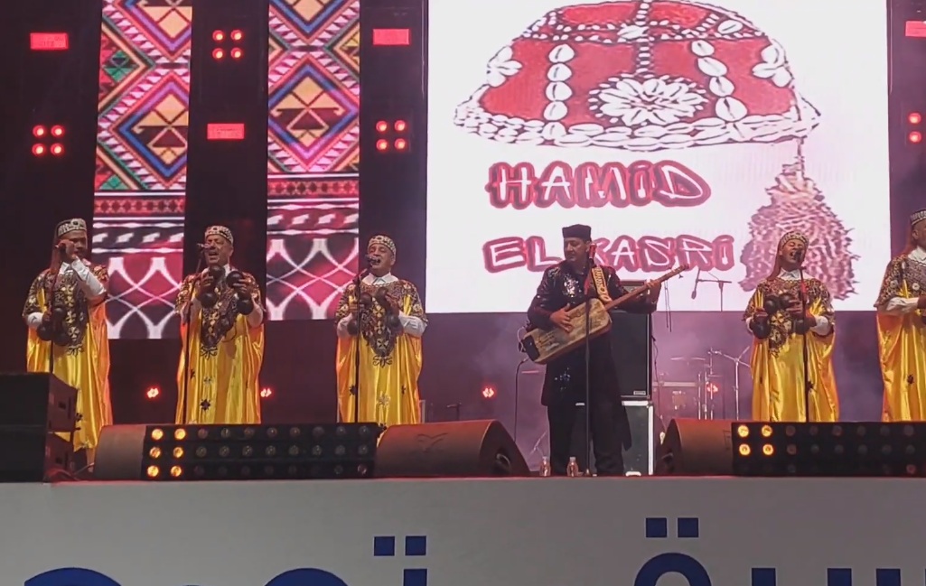 مهرجان الشواطئ.. القصري يُسافر بجمهور المضيق في عوالم كناوة