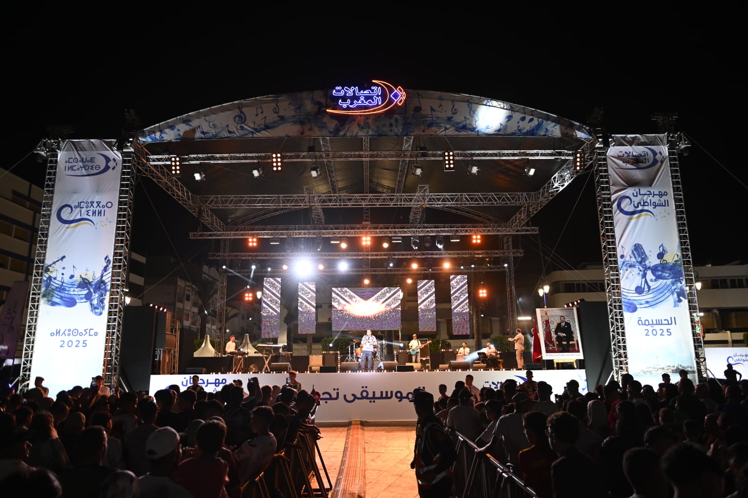 رشيد قاسمي يفتتح منصة الحسيمة بمهرجان الشواطئ وينشر الفرح بين الجماهير