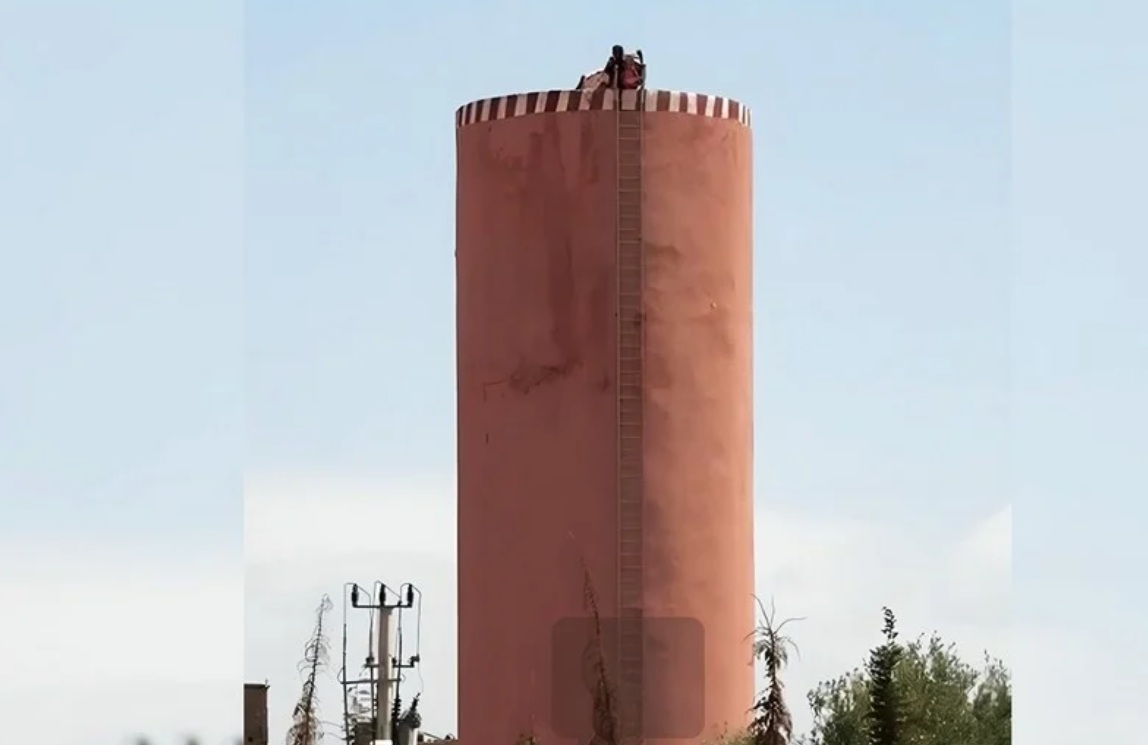 وفاة الشخص الذي اعتصم فوق خزان مياه بأولاد يوسف