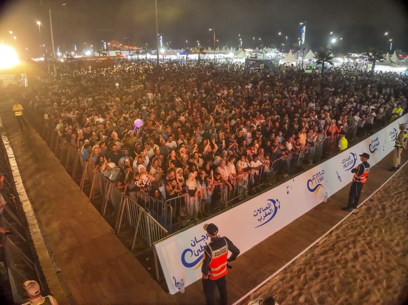 الدورة 21 من مهرجان الشواطئ: عشرات الآلاف يحتفلون بالموسيقى على الساحل المغربي