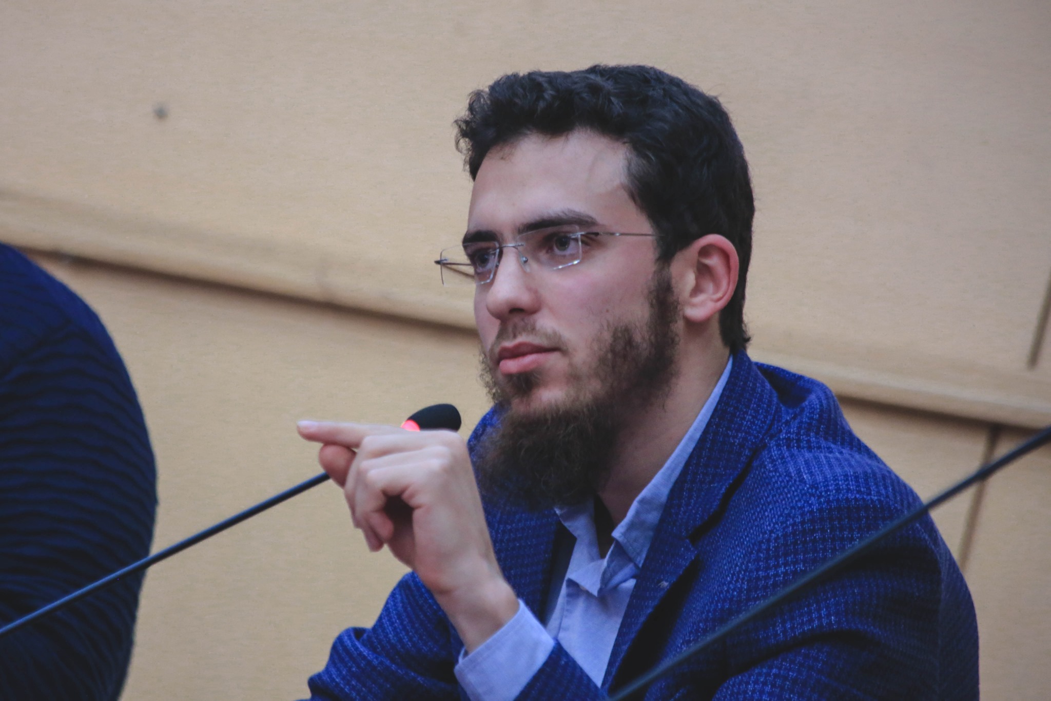 بعد الاحتفاء باختراعه على مواقع التواصل.. الدكتور يوسف العزوزي ينتقد "المبالغات"