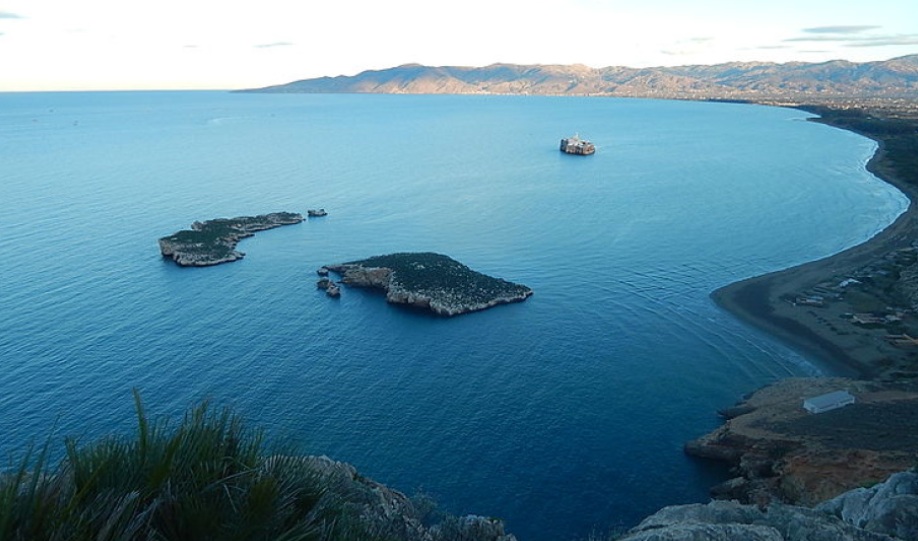 وزارة الدفاع الإسبانية تنفي سحب العلم من جزيرتين قرب الحسيمة