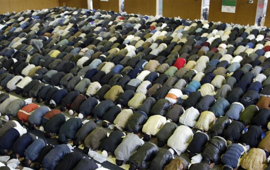 بلدية إسبانية تصوت بالأغلبية على قرار يمنع إقامة شعائر رمضان وعيد الأضحى في الفضاءات العامة